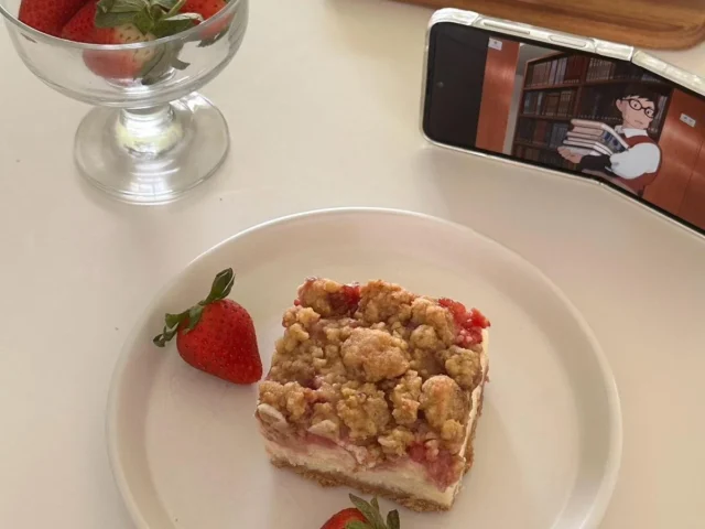 strawberry cheesecake bars