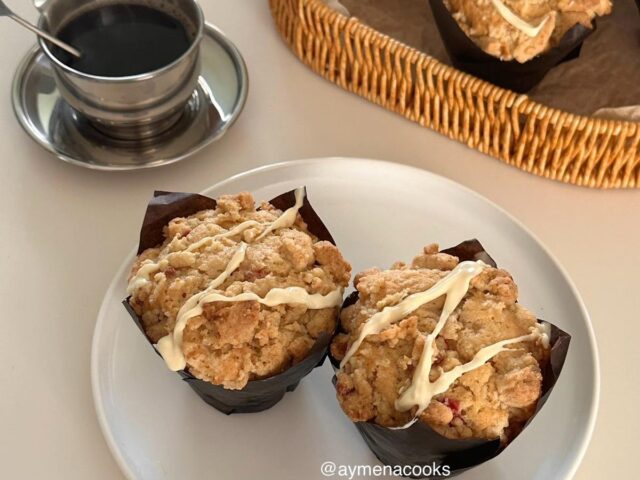 strawberry muffins with crumble topping