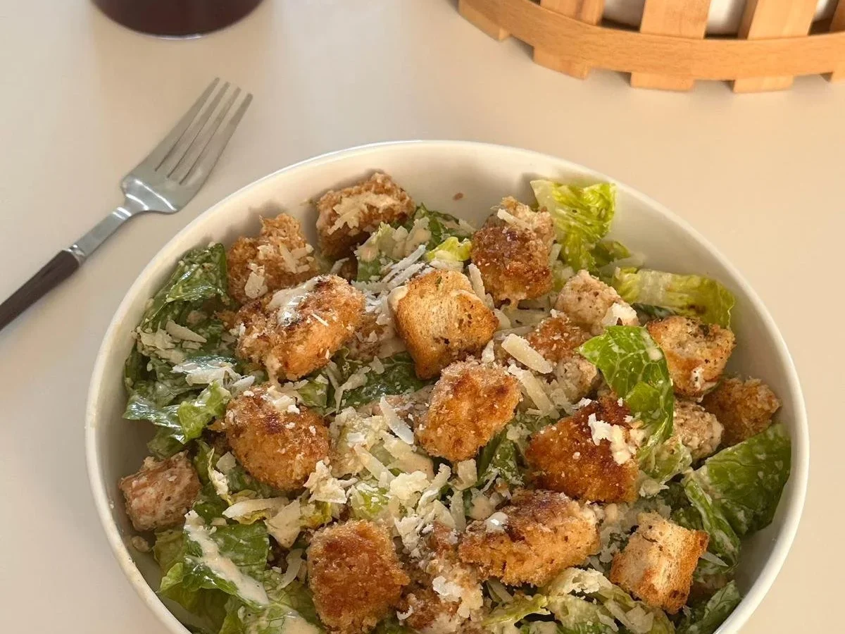 chicken caesar salad with crispy chicken