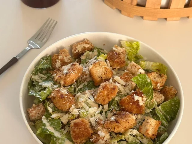 chicken caesar salad with crispy chicken