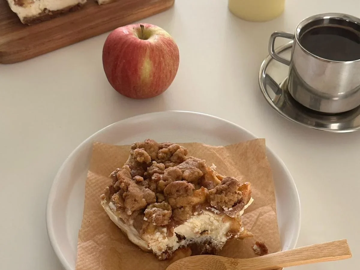 apple cheesecake crumble bars