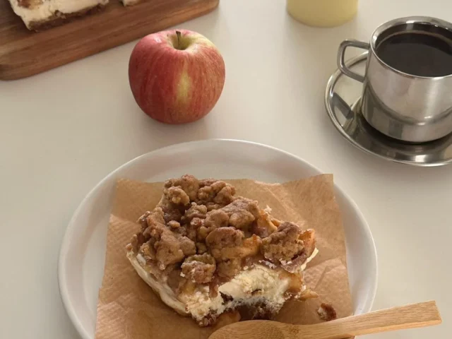 apple cheesecake crumble bars
