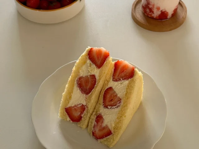 japanese strawberry sandwich (ichigo sando)