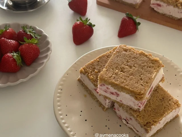 strawberry cheesecake ice cream sandwiches