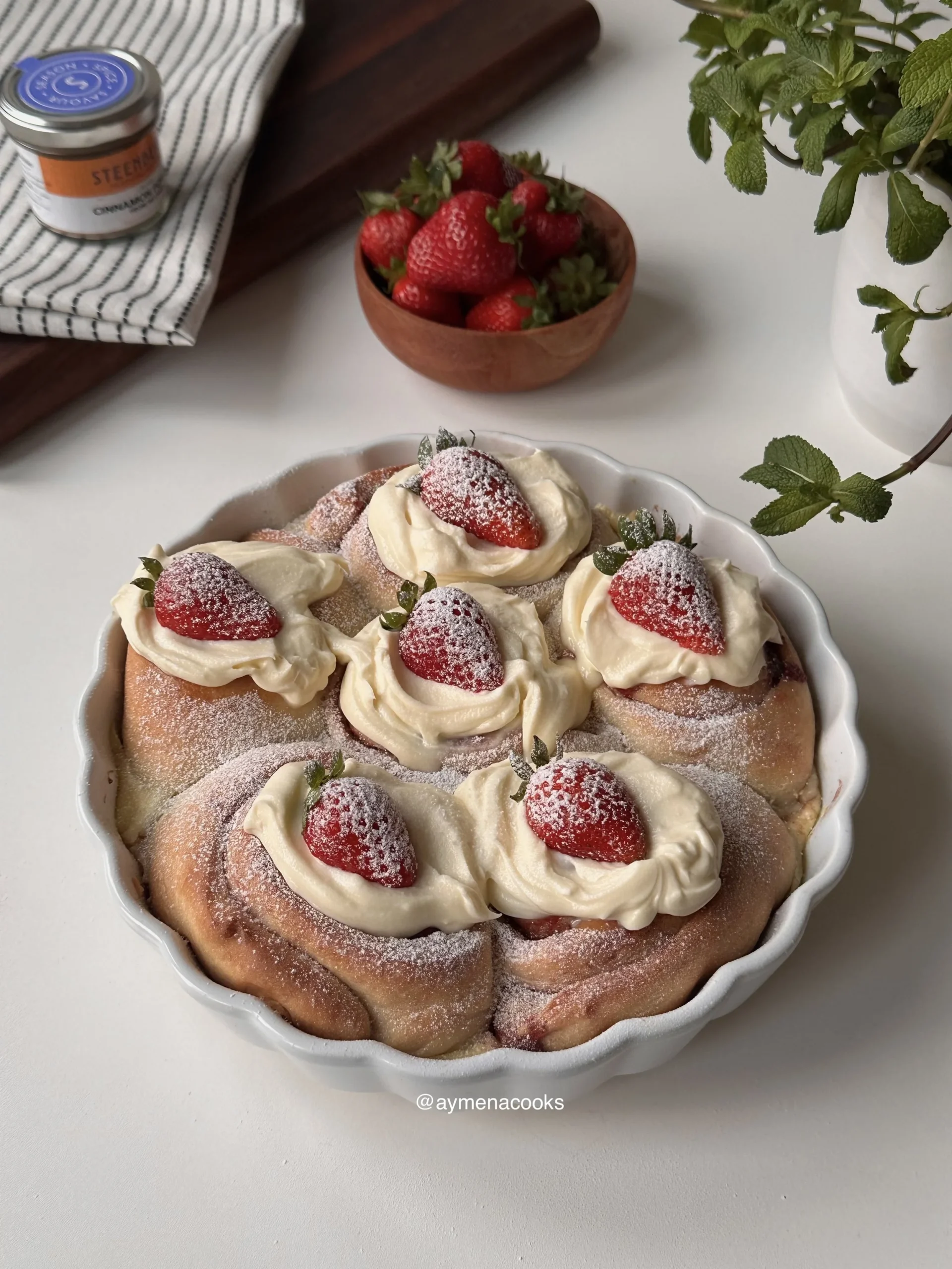 strawberry cinnamon rolls